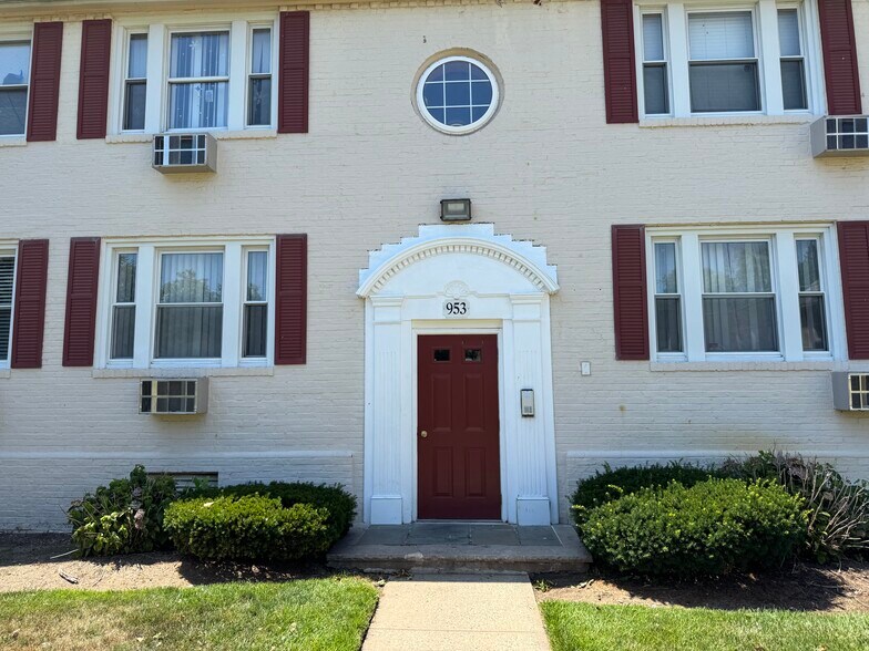 Building Photo - 953 E Front St