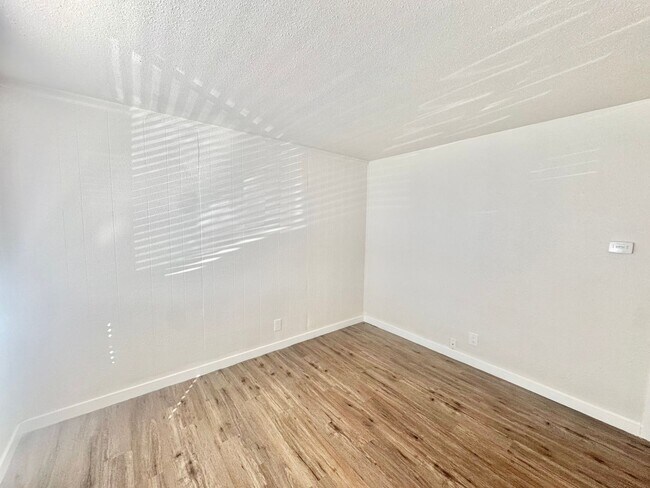 Building Photo - 1 Bedroom with Granite Counters and In-Unit Laundry!