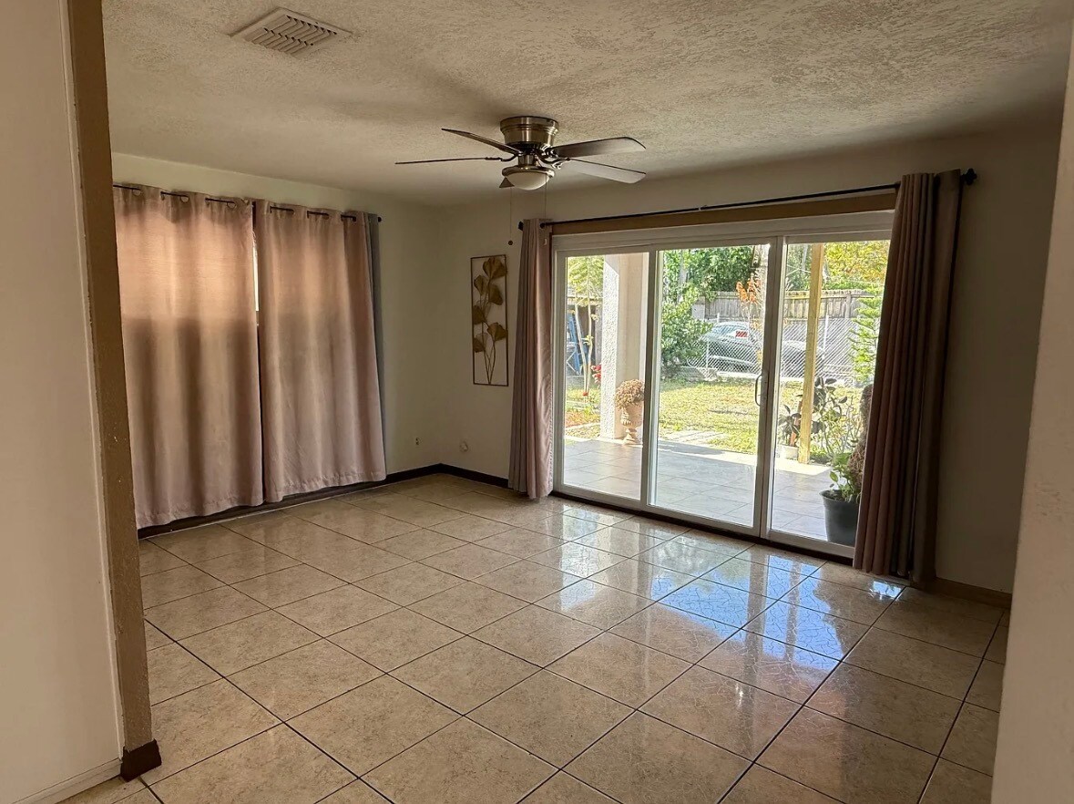 Living room - 120 N Edgemon Ave