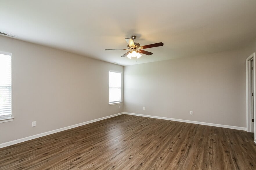 Building Photo - 255 Flanders Dr