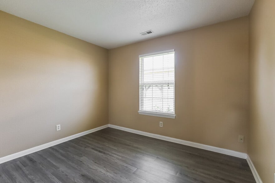 Building Photo - 1418 Green Spring Way