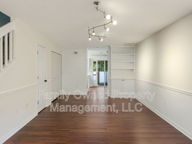 Building Photo - 502 Tree Branch Cir