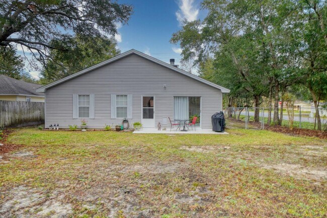 Building Photo - Updated 3 Bedroom in Central Location!