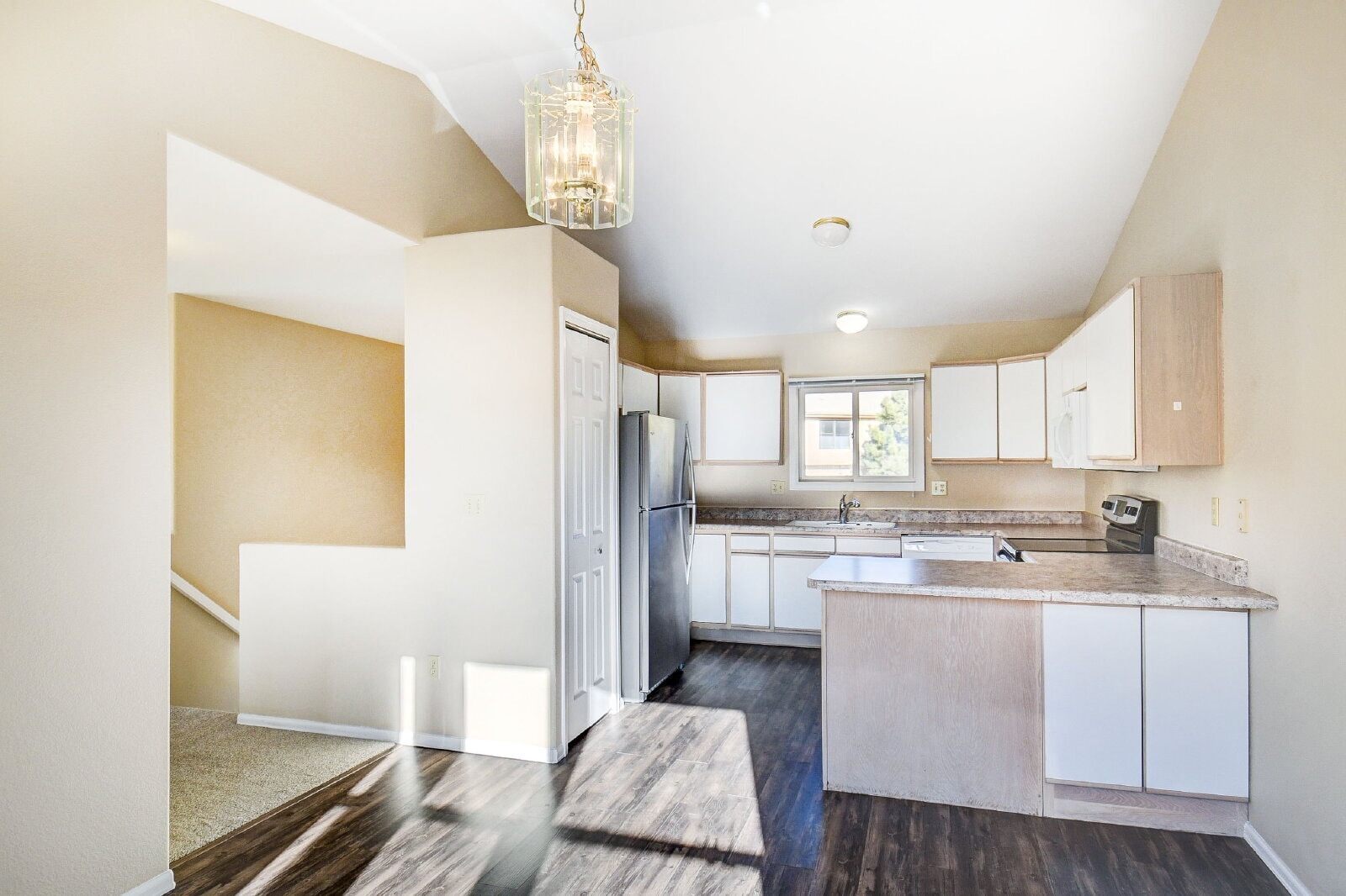 Building Photo - Updated 2-Bed Townhome in Ptarmigan Valley...