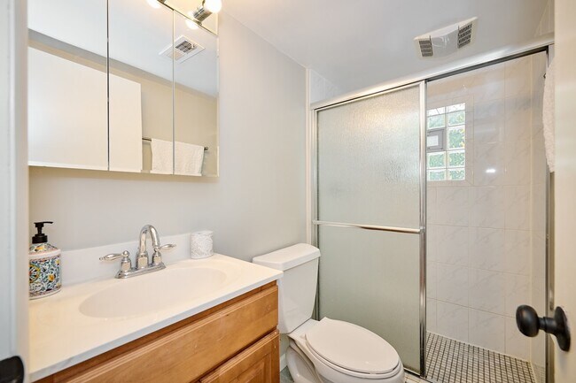 Building Photo - 1226 Longmeadow Dr