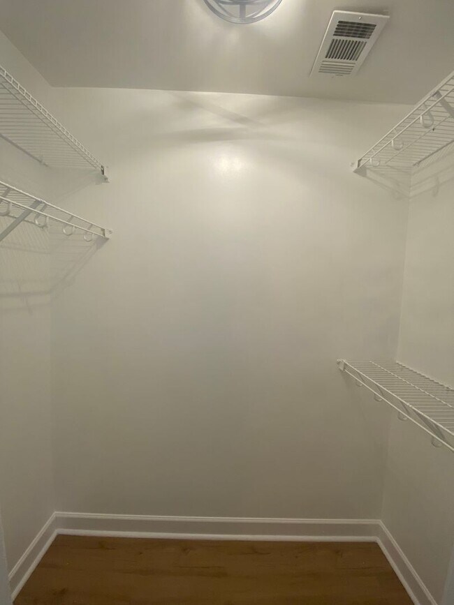 Building Photo - 2 bedrooms - 2 1/2 bath townhome - newly remodeled