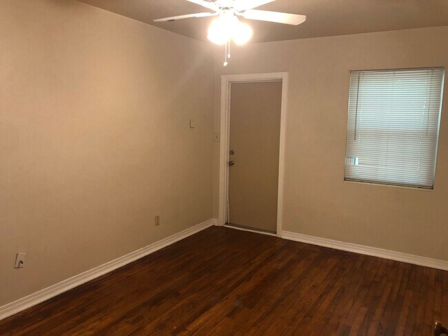 Building Photo - Great 2 BR 1 BA w/ Stack Washer/Dryer