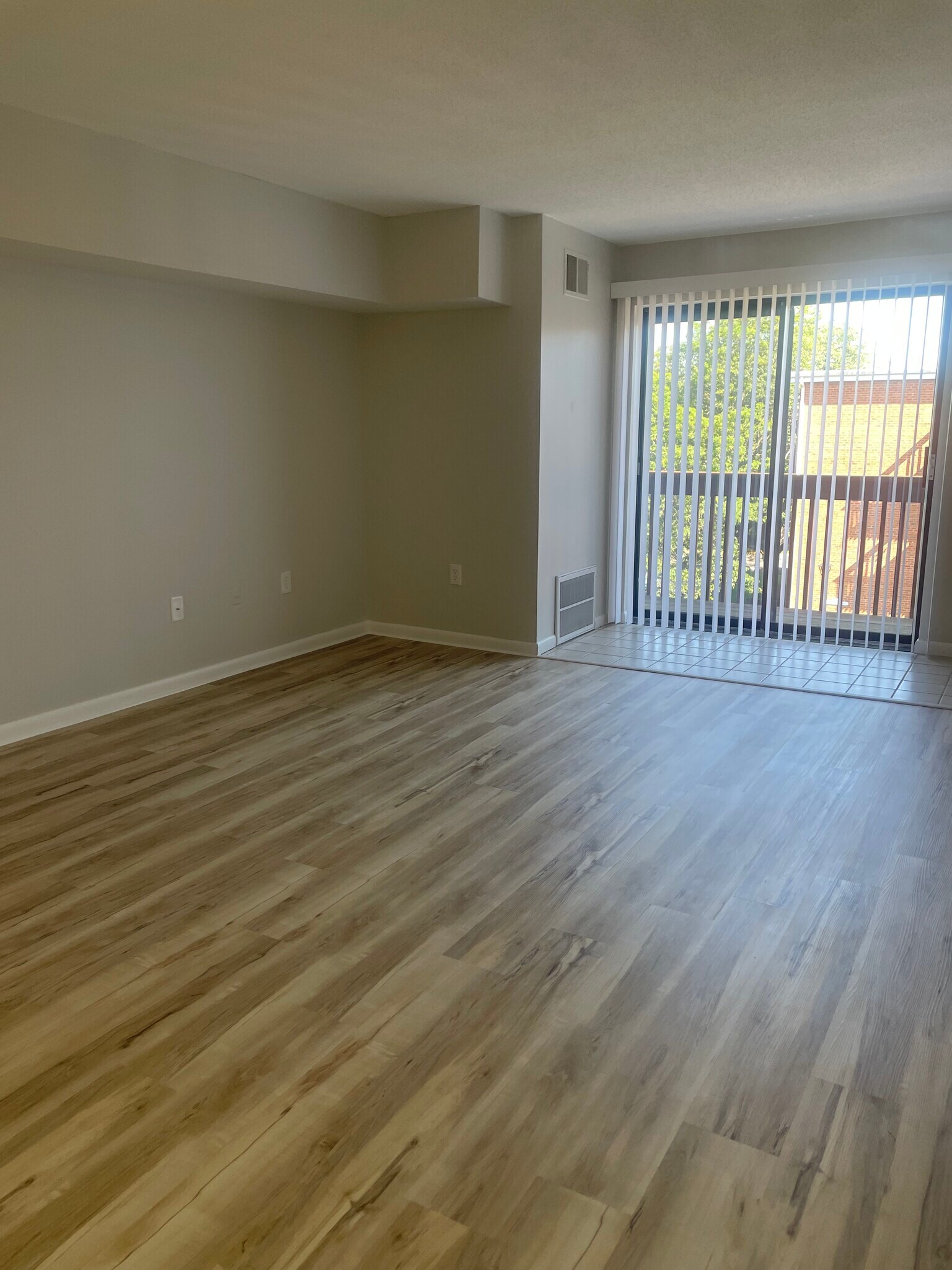 Building Photo - 2400 Harbor View Dr