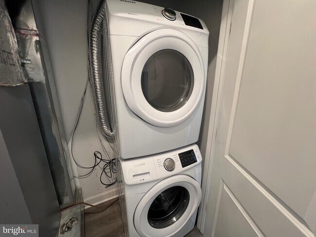 Building Photo - 1829 N 33rd St