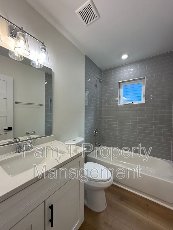 Building Photo - 618 E Waldburg St
