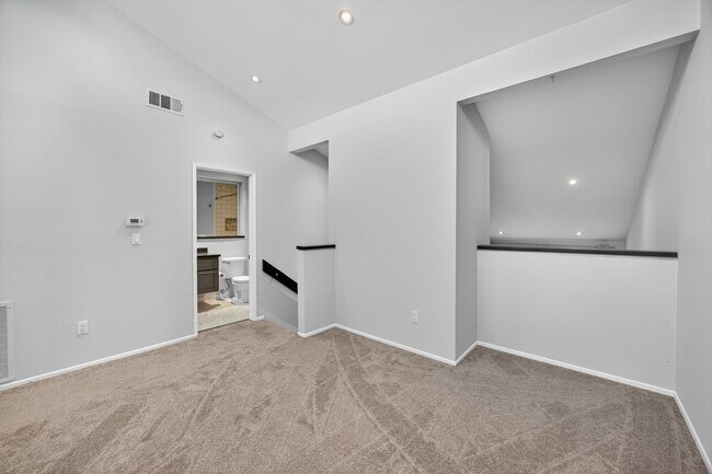 Building Photo - Gorgeous 2 bed/bath Condo in Long Beach