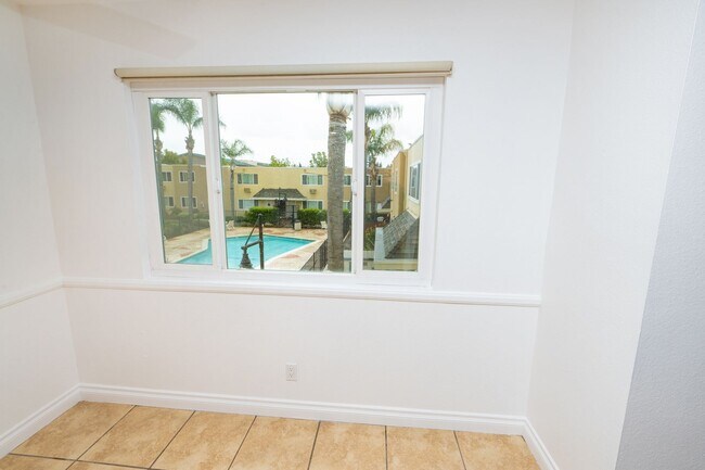 Building Photo - 2BR/1.5BA Condo! 2 parking spaces