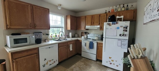 Building Photo - 3 Bedroom 1.5 bathroom townhome-Eastpointe...