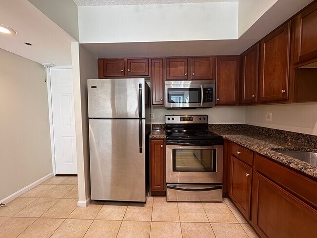 Building Photo - Sun-filled 1 Bed 1 Bath With Sunroom In Ea...
