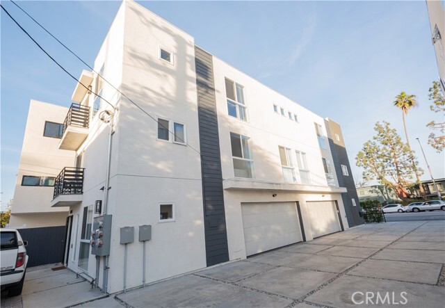 Building Photo - 2725 S La Brea Ave