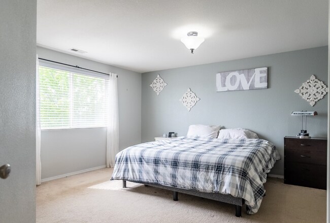 Building Photo - Large 4 Bedroom 2 Bathroom Pet Friendly Home