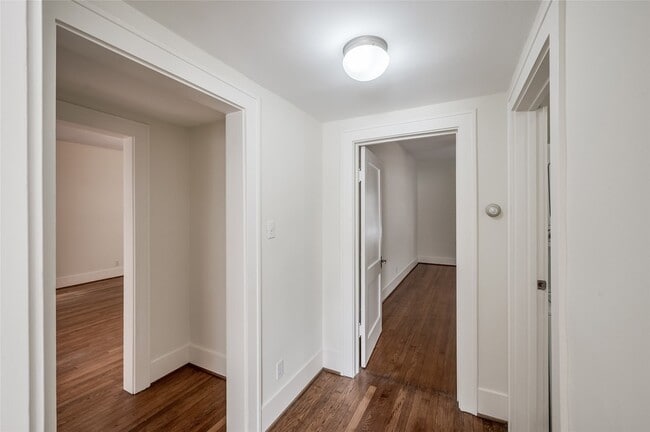 Building Photo - 1737 Albans Rd