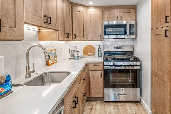 Building Photo - Ocean View 2/2 Fully Furnished + Newly Renovated Condo!