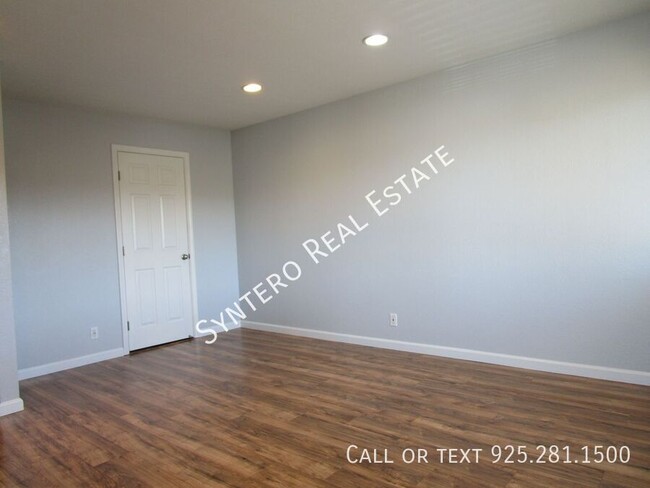 Building Photo - Upstairs 2 Bedroom/1 Bath Apartment with G...