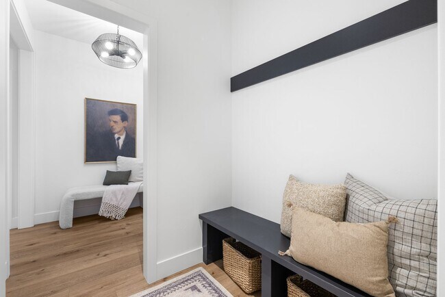 Building Photo - Brand New Luxury Duplex-Top of the line finishes & walking distance to The Village.