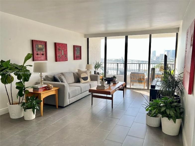 Building Photo - 555 NE 15th St