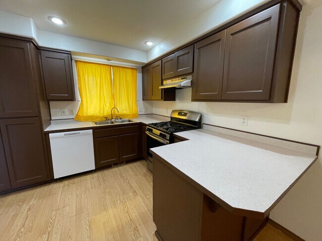 Building Photo - Beautiful 3 Bedroom Home, Pet Friendly!