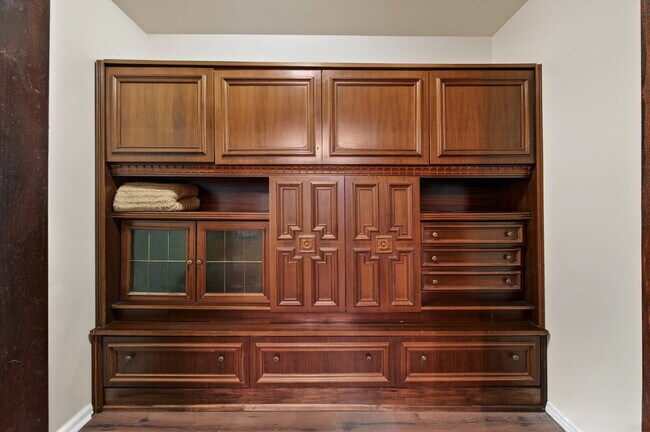 Building Photo - Available Immediately! Beautiful home in the Fairfax and Briargate neighborhood!