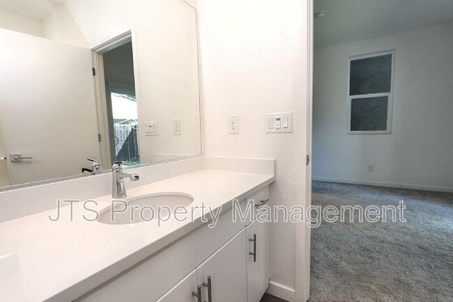 Building Photo - 396 Midstream Ln
