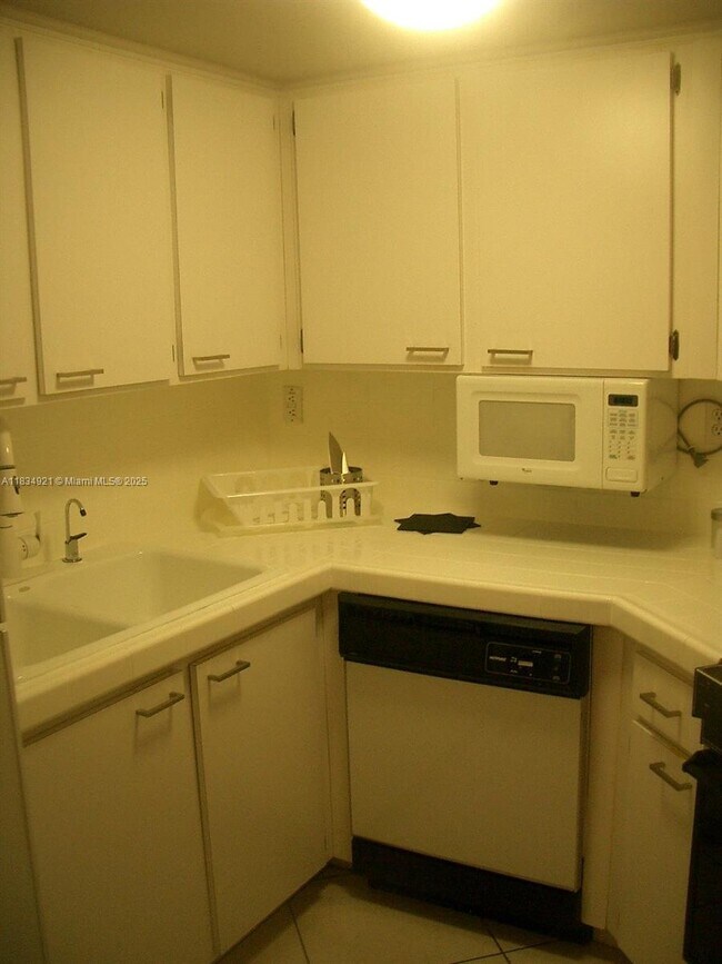 Building Photo - 2600 Collins Ave