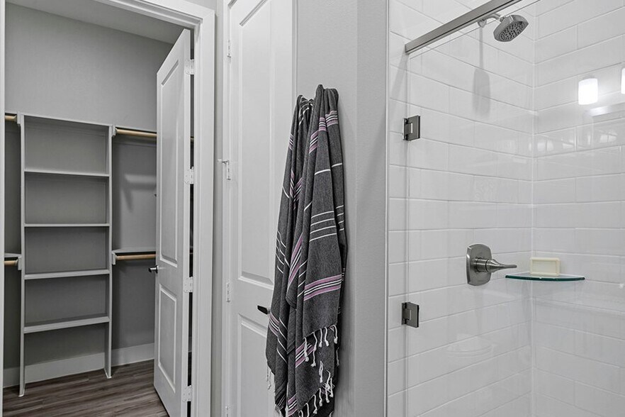 Building Photo - 8200 Glenn Day Dr