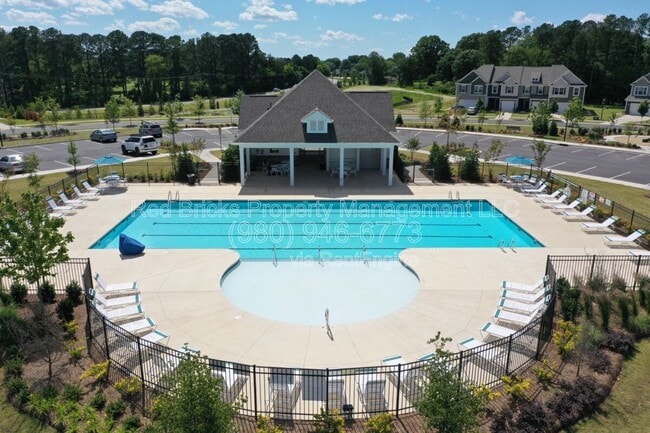 Building Photo - 760 Kitfox Dr NW