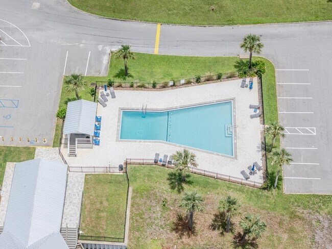 Building Photo - 4000 Gulf Terrace Dr