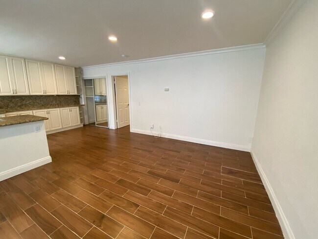 Building Photo - Luxury One Bedroom Apartment in La Jolla Village! Shared Garage Parking! AC! Washer & Dryer!