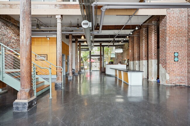 Building Photo - 920 Poeyfarre St