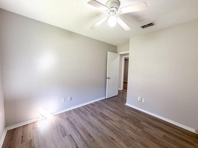 Building Photo - 817 Timbers Dr