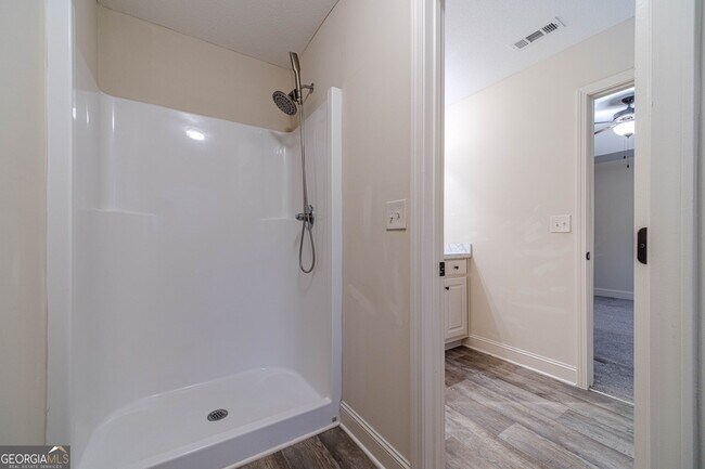 Building Photo - 583 Embassy Walk