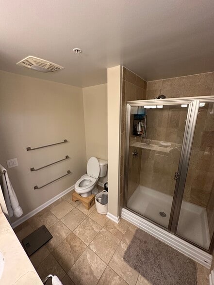 Primary bathroom pic number one. - 440 L St NW