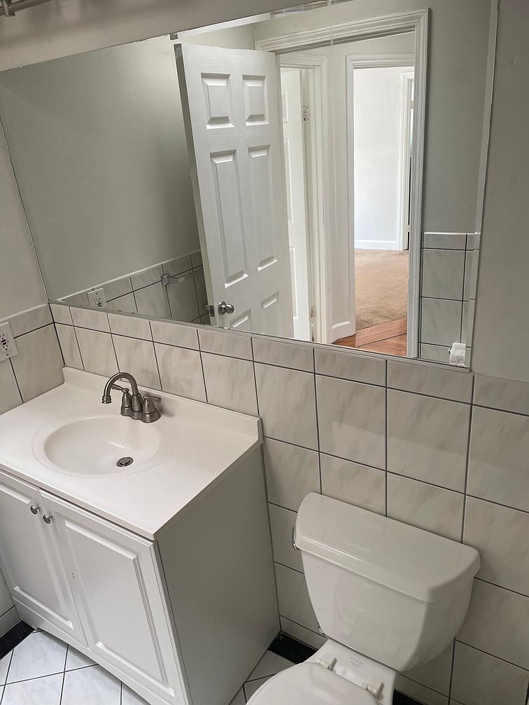 guest bath - 432 Russia Ave