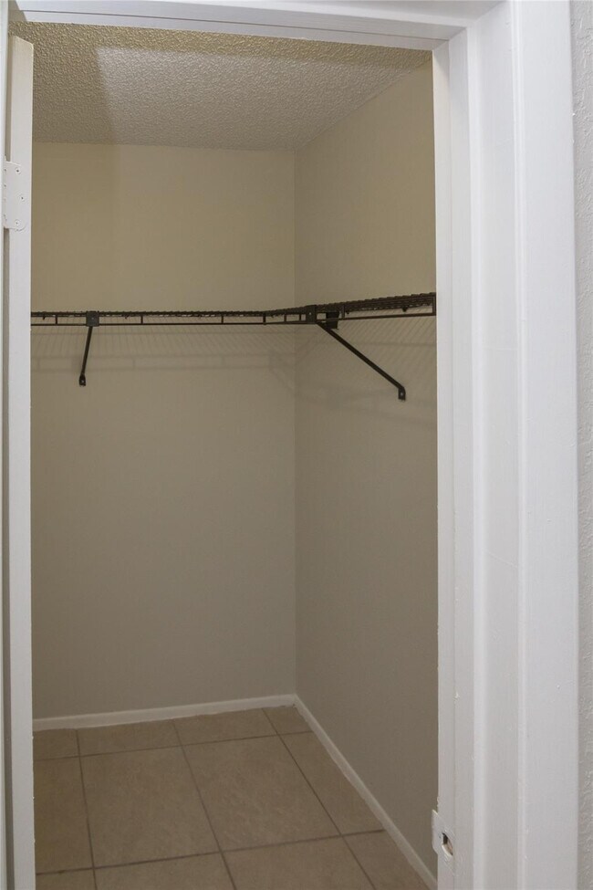 Building Photo - 2701 Riverside Dr