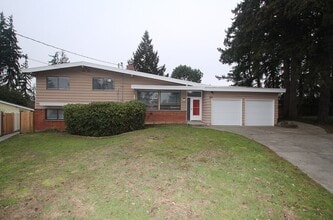 Building Photo - FULLY RENOVATED 3 BED, 2 BATH BELLEVUE HOM...