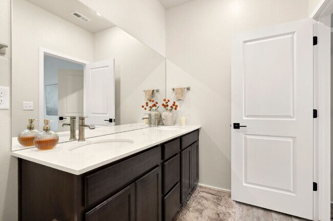 Building Photo - Newer 2bd condo in neighborhood w/ pool