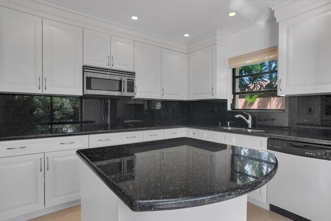 Building Photo - Beautiful home in quiet neighborhood