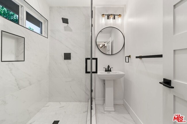 Building Photo - 15655 Castlewoods Dr