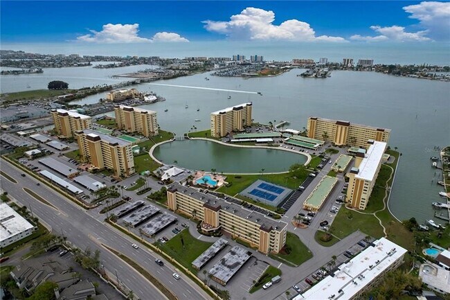 Building Photo - 4650 Cove Cir