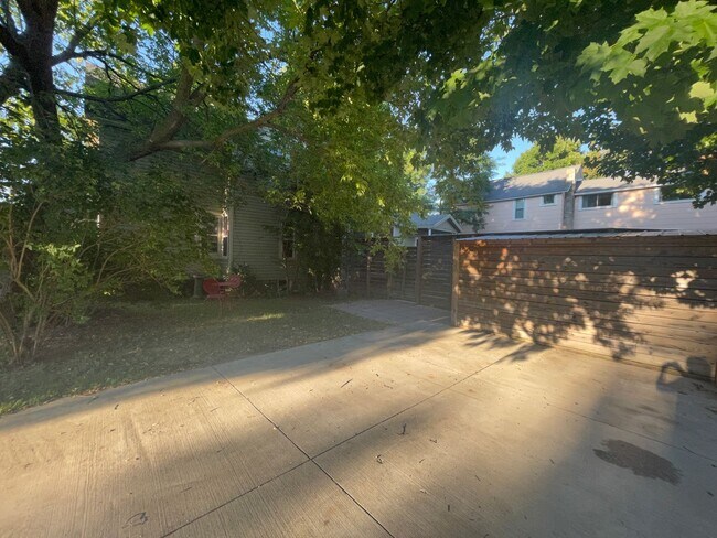 Building Photo - Lovely Furnished Home Available September ...