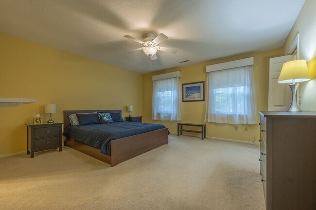 Building Photo - Price Reduction! Spacious Townhome with po...