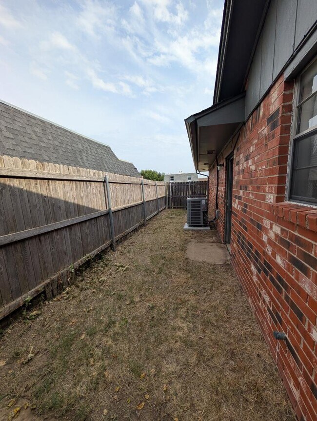 Building Photo - 122 Crystal Cir