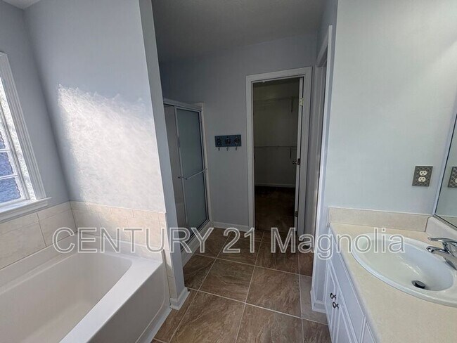 Building Photo - 2026 Lake Forest Dr