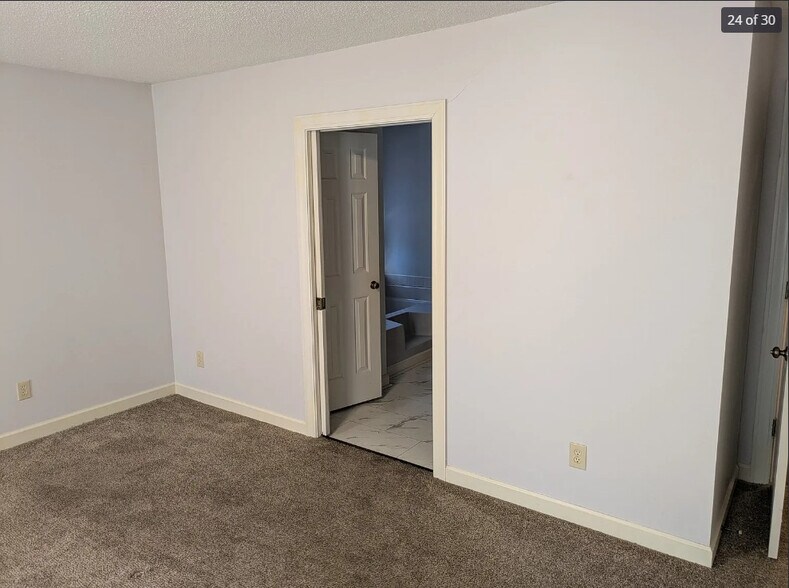 Building Photo - Room in Apartment on Knollwood Dr