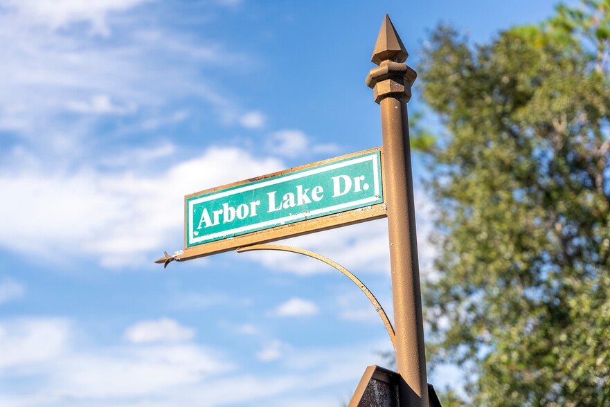 Building Photo - 810 Arbor Lake Dr